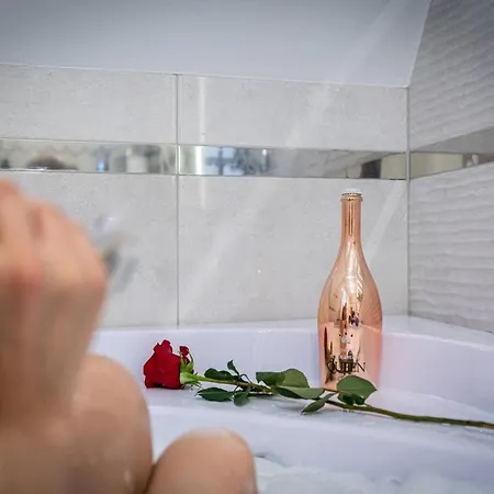 Gasienica Collection - Queen Z Jacuzzi 1 *